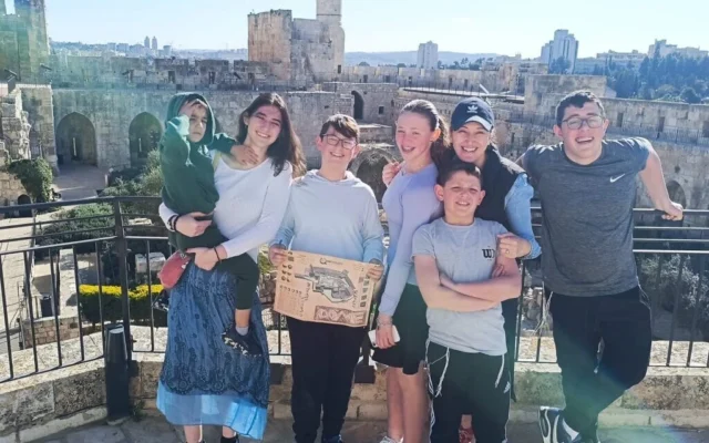 Une famille est venue visiter le musée de la Tour de David pendant la guerre entre les États-Unis et Israël contre l'Iran, en mars 2026 (Autorisation)