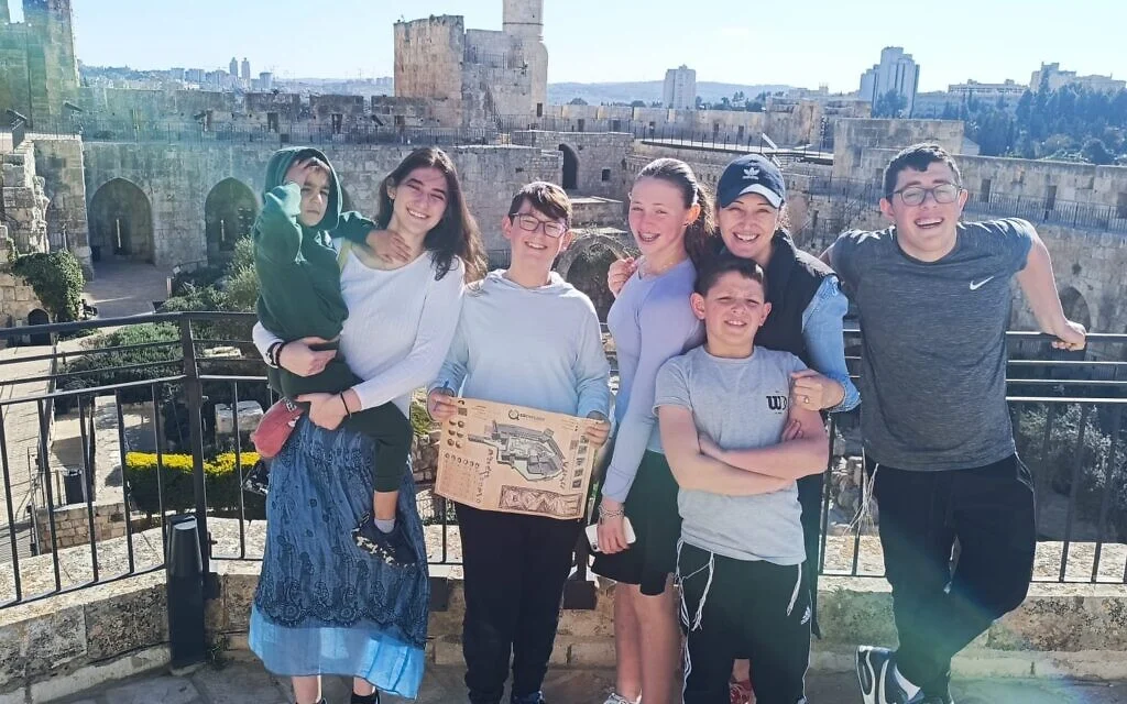 Une famille est venue visiter le musée de la Tour de David pendant la guerre entre les États-Unis et Israël contre l'Iran, en mars 2026 (Autorisation) Une famille est venue visiter le musée de la Tour de David pendant la guerre entre les États-Unis et Israël contre l'Iran, en mars 2026 (Autorisation)