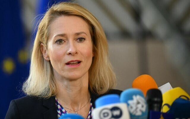 Kaja Kallas, haute représentante de l'Union européenne et vice-présidente chargée des Affaires étrangères et de la Politique de sécurité, s'adresse aux médias à son arrivée au Conseil des affaires étrangères, réuni pour discuter de l'Ukraine et de la situation au Moyen-Orient, à Bruxelles, en Belgique, le 16 mars 2026. (Crédit : Nicolas Tucat/AFP)