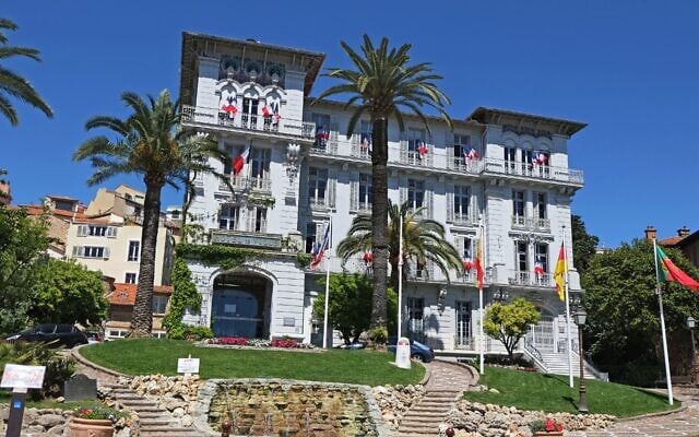La mairie du Cannet (Alpes-Maritimes), en 2014. (Crédit : Jpchevreau/CC BY-SA 3.0) La mairie du Cannet (Alpes-Maritimes), en 2014. (Crédit : Jpchevreau/CC BY-SA 3.0)