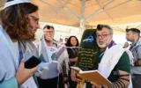Des leaders du Mouvement conservateur/Masorti prient dans la zone de prière mixte du mur Occidental, en octobre 2025. (Avec l'aimable autorisation de MERCAZ Olami)