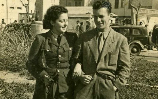 Hannah Senesh avec son frère aîné Gyuri à Tel Aviv. Coincé en France à cause de la guerre, Gyuri arriva en Palestine mandataire le jour où sa sœur partait pour l'Égypte, s'entraîner. en vue de sa mission. Cette photo en porte le témoignage. (Domaine public via Wikimedia Commons)