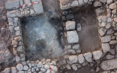 Salle B du bâtiment 101 à Tel 'Eton, dans la partie sud-est de la Chéphelah judéenne en Israël. Une étude publiée dans le Cambridge Archaeological Journal en janvier 2026 suggère qu'il était utilisé par les grands-parents du foyer. (Vue du ciel / Expédition archéologique de Tel 'Eton)