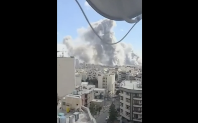 Images de la frappe israélienne contre le bâtiment où un groupe devait élire le nouveau guide suprême iranien, le 3 mars 2026. (Crédit : Capture d'écran/Chaîne N12) Images de la frappe israélienne contre le bâtiment où un groupe devait élire le nouveau guide suprême iranien, le 3 mars 2026. (Crédit : Capture d'écran/Chaîne N12)