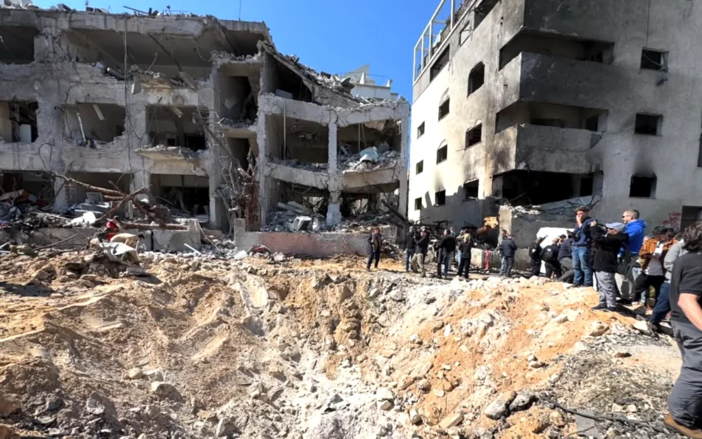 Un immeuble d’appartements détruit lors d’une frappe iranienne qui a coûté la vie à une personne situé à côté de l’un des bâtiments Bauhaus historiques de Tel Aviv, le 28 février 2026. (Crédit : Bauhaus Center)