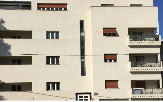 Une partie de la façade du bâtiment Bauhaus historique au 123 rue Yehuda Halevi, fortement endommagé par la frappe iranienne à Tel Aviv, le 28 février 2026 (Crédit : Bauhaus Center) Une partie de la façade du bâtiment Bauhaus historique au 123 rue Yehuda Halevi, fortement endommagé par la frappe iranienne à Tel Aviv, le 28 février 2026 (Crédit : Bauhaus Center)