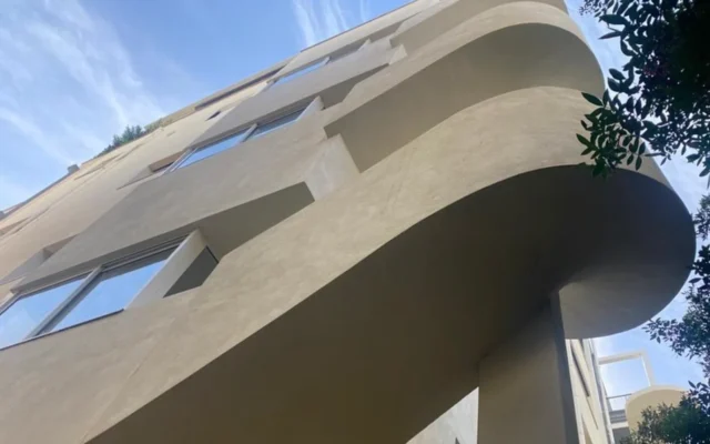 L’escalier extérieur emblématique du bâtiment historique de style Bauhaus au 123 rue Yehuda Halevi, fortement endommagé par l’attaque iranienne à Tel Aviv, le 28 février 2026 (Crédit : Grasyani House) L’escalier extérieur emblématique du bâtiment historique de style Bauhaus au 123 rue Yehuda Halevi, fortement endommagé par l’attaque iranienne à Tel Aviv, le 28 février 2026 (Crédit : Grasyani House)