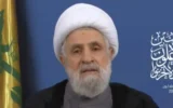 Le secrétaire du groupe terroriste chiite libanais du Hezbollah, Naïm Qassem, prononçant un discours télévisé sur la chaîne libanaise, diffusé le 4 mars 2026. (Crédit : Capture d'écran/X)