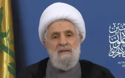 Le secrétaire du groupe terroriste chiite libanais du Hezbollah, Naïm Qassem, prononçant un discours télévisé sur la chaîne libanaise, diffusé le 4 mars 2026. (Crédit : Capture d'écran/X)