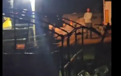 Un habitant des implantations observe les forces israéliennes démanteler les structures de l’avant-poste illégal de Nof HaMishkan, dans le nord de la Cisjordanie, dans la nuit du 4 au 5 mars 2026. (Crédit : Capture d’écran/X, utilisée conformément à la clause 27a de la loi sur le droit d’auteur)