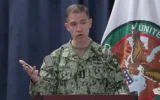 L'amiral américain Brad Cooper s'exprimant lors d'un point presse au siège du CENTCOM, à Tampa, en Floride, le 5 mars 2026. (Crédit : Capture d'écran/YouTube)