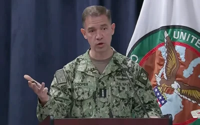 L'amiral américain Brad Cooper s'exprimant lors d'un point presse au siège du CENTCOM, à Tampa, en Floride, le 5 mars 2026. (Crédit : Capture d'écran/YouTube)