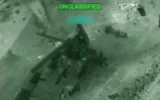 Capture d'écran tirée d'une vidéo non datée et non localisée incluse dans un montage publié par le compte X de la Maison Blanche, qui mêle des extraits de superproductions hollywoodiennes et de jeux vidéo à des images réelles de frappes militaires contre l'Iran. (Capture d'écran: Maison Blanche via X)