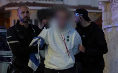 Un jeune homme soupçonné d’avoir peint à la bombe un drapeau palestinien sur le bâtiment de la municipalité de Lod est arrêté par la police le 11 mars 2026. (Crédit : Police israélienne)