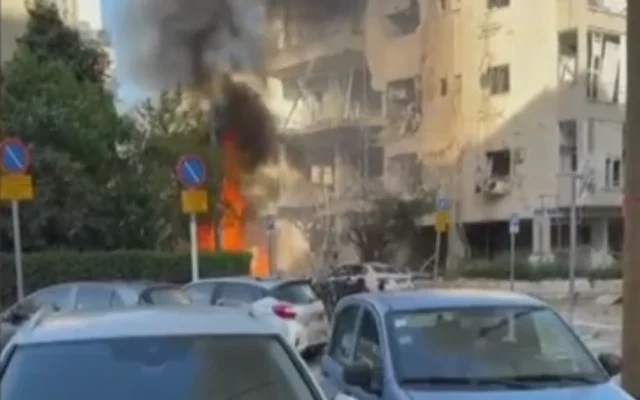 Un incendie au point d’impact, à Tel Aviv, d'un missile iranien, le 24 mars 2026 (Capture d’écran vidéo ; utilisé conformément à l’article 27a de la loi sur les droits d’auteur)