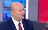 L’ancien Premier ministre Naftali Bennett s’exprime lors d’une interview sur N12, le 26 mars 2026. (Crédit : Capture d’écran/N12)