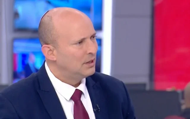 L’ancien Premier ministre Naftali Bennett s’exprime lors d’une interview sur N12, le 26 mars 2026. (Crédit : Capture d’écran/N12) L’ancien Premier ministre Naftali Bennett s’exprime lors d’une interview sur N12, le 26 mars 2026. (Crédit : Capture d’écran/N12)