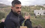 Le correspondant de CNN Jeremy Diamond en reportage près du village de Tayasir, en Cisjordanie, peu avant d’être brièvement retenu par des soldats de l’armée israélienne, le 27 mars 2026. (Crédit : Capture d’écran/CNN)