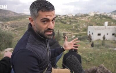 Le correspondant de CNN Jeremy Diamond en reportage près du village de Tayasir, en Cisjordanie, peu avant d’être brièvement retenu par des soldats de l’armée israélienne, le 27 mars 2026. (Crédit : Capture d’écran/CNN)