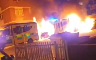 Des ambulances de l'organisation juive Hatzola en proie aux flammes à Golders Green, Londres, le 23 mars 2026. (Capture d'écran : X ; utilisée conformément à la clause 27a de la loi sur les droits d'auteur)