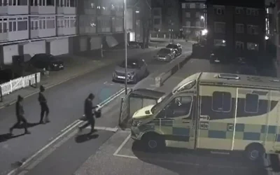 Des personnes au visage dissimulé par une capuche s'approchent des ambulances de l'organisation juive Hatzola avant de les incendier, à Golders Green, Londres, le 23 mars 2026. (Capture d'écran : X ; utilisée conformément à la clause 27a de la loi sur les droits d'auteur)