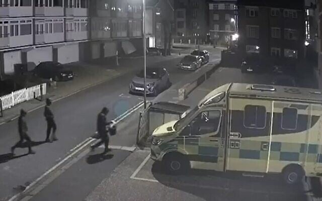 Des individus cagoulés s'approchent d'ambulances appartenant à l'organisation juive Hatzola avant de les incendier, à Golders Green, Londres, le 23 mars 2026. (Crédit : Capture d'écran : X ; utilisée conformément à l'article 27a de la loi sur le droit d'auteur) Des individus cagoulés s'approchent d'ambulances appartenant à l'organisation juive Hatzola avant de les incendier, à Golders Green, Londres, le 23 mars 2026. (Crédit : Capture d'écran : X ; utilisée conformément à l'article 27a de la loi sur le droit d'auteur)