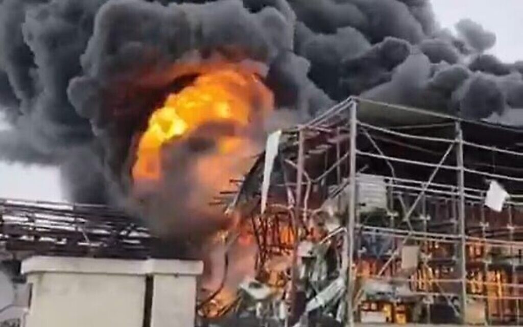 Un incendie provoqué par un tir de missile iranien a éclaté dans la zone industrielle de Neot Hovav, près de Beer Sheva, le 26 mars 2026. (Crédit : Capture d'écran : X ; utilisée conformément à l'article 27a de la loi sur le droit d'auteur)