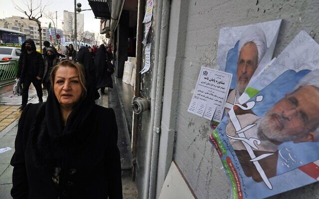 Une femme passant devant des affiches électorales de l'ayatollah Alireza Arafi, candidat aux prochaines élections de l'Assemblée des experts, dans le centre-ville de Téhéran, en Iran, le 21 février 2024. (Crédit : Vahid Salemi/AP Photo) Une femme passant devant des affiches électorales de l'ayatollah Alireza Arafi, candidat aux prochaines élections de l'Assemblée des experts, dans le centre-ville de Téhéran, en Iran, le 21 février 2024. (Crédit : Vahid Salemi/AP Photo)
