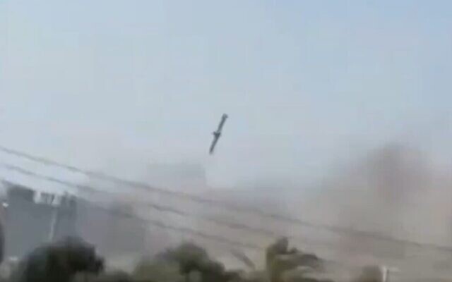 Ce qui semble être un missile de croisière américain Tomahawk s'apprête à frapper une école de filles à Minab, en Iran, lors des premières frappes de la guerre contre la République islamique d'Iran, le 28 février 2026. (Crédit : Capture d'écran : Mehr News/X)