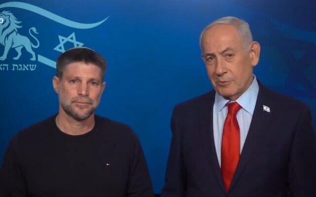 Le Premier ministre Benjamin Netanyahu (à droite) et le ministre des Finances Bezalel Smotrich délivrant une déclaration conjointe depuis Jérusalem, le 10 mars 2026. (Crédit : Capture d'écran/Bureau de la presse gouvernementale)