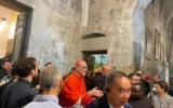 Le cardinal Pierbattista Pizzaballa, patriarche catholique de Jérusalem, salue les chrétiens rassemblés en l'église du Saint-Sépulcre à Jérusalem pour une messe en l'honneur du pape François, le 23 avril 2025. (Rossella Tercatin/Times of Israel)