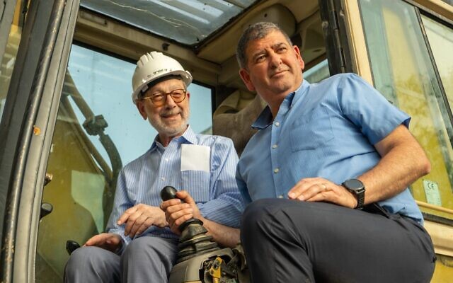 Hershey Friedman, PDG d’Azorim (à gauche), et Yossi Brodny, maire de Givat Shmuel, lors de la cérémonie d’inauguration des travaux d’un nouveau projet immobilier à Givat Shmuel, fin 2025. (Crédit : Azorim)
