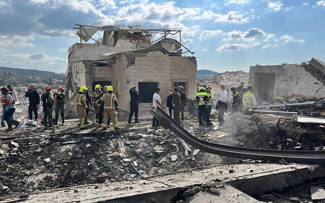 Des policiers et des secouristes intervenant sur le site d'un impact mortel de missile iranien, à Beit Shemesh, le 1ᵉʳ mars 2026. (Crédit : Service de secours du Magen David Adom)