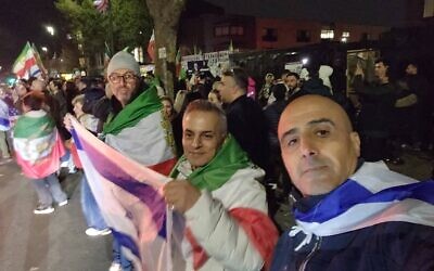 Des Iraniens et des Juifs célébrant côte à côte l'élimination d'Ali Khamenei, dans le nord de Londres, le 28 février 2026. (Crédit : Meïr Porat) Des Iraniens et des Juifs célébrant côte à côte l'élimination d'Ali Khamenei, dans le nord de Londres, le 28 février 2026. (Crédit : Meïr Porat)
