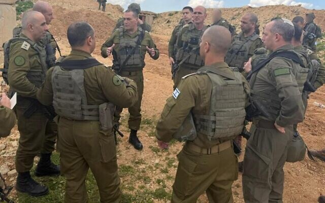 Le chef d'état-major de l'armée israélienne, le lieutenant-général Eyal Zamir, s'entretenant avec des officiers, à la frontière nord, le 2 mars 2026. (Crédit : Armée israélienne) Le chef d'état-major de l'armée israélienne, le lieutenant-général Eyal Zamir, s'entretenant avec des officiers, à la frontière nord, le 2 mars 2026. (Crédit : Armée israélienne)