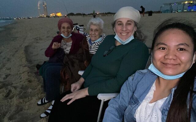 Sur la plage de Zikim, dans le sud d'Israël, en novembre 2020. De gauche à droite : Barbara Wachspress, Doris Gurin, Janice Prawer et Mary Anne Velasquez de Vera. (Crédit : Autorisation)
