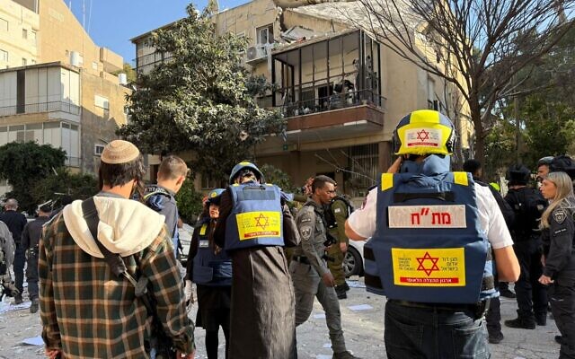 Des secouristes et des forces de sécurité à côté des dégâts causés par une frappe de missile iranien dans le centre d'Israël, le 3 mars 2026. (Crédit : Magen David Adom) Des secouristes et des forces de sécurité à côté des dégâts causés par une frappe de missile iranien dans le centre d'Israël, le 3 mars 2026. (Crédit : Magen David Adom)