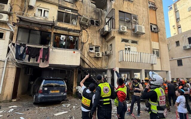 Des secouristes et des forces de sécurité à côté des dégâts causés par une frappe de missile iranien dans le centre d'Israël, le 3 mars 2026. (Crédit : Magen David Adom) Des secouristes et des forces de sécurité à côté des dégâts causés par une frappe de missile iranien dans le centre d'Israël, le 3 mars 2026. (Crédit : Magen David Adom)