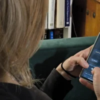 Un utilisateur consulte une application pour savoir s’il peut prendre une douche en toute sécurité. (Crédit : JTA)