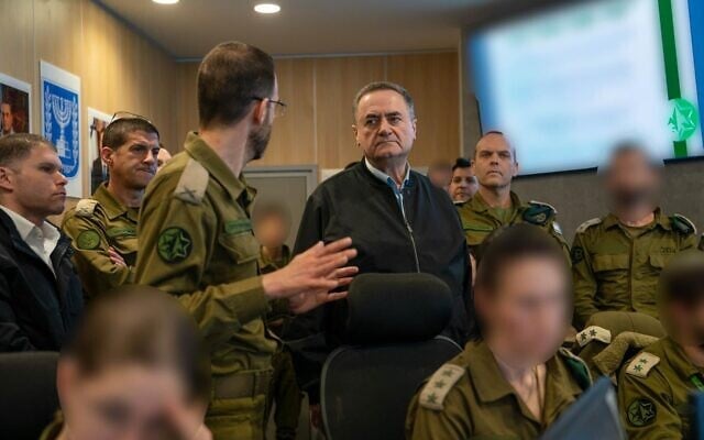Le ministre de la Défense Israel Katz (au centre) en visite au Directorat des Renseignements militaires pendant l'Opération "Lion rugissant", le 4 mars 2026. (Crédit : Ministère de la Défense)