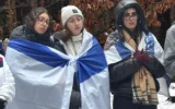 Des lycéens israéliens sur un site commémoratif de la Shoah en Pologne, en mars 2026. (Crédit : Roni Hazon Weiss)