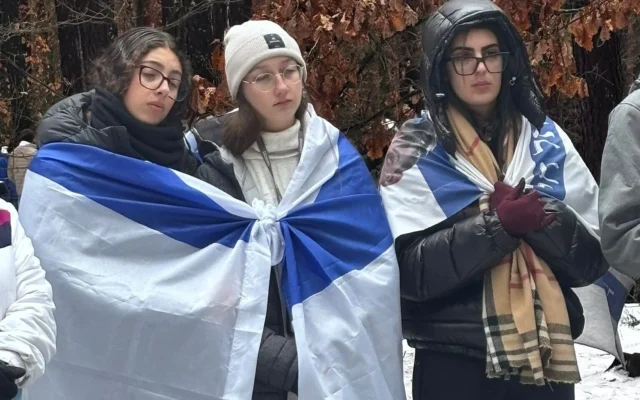 Des lycéens israéliens sur un site commémoratif de la Shoah en Pologne, en mars 2026. (Crédit : Roni Hazon Weiss) Des lycéens israéliens sur un site commémoratif de la Shoah en Pologne, en mars 2026. (Crédit : Roni Hazon Weiss)