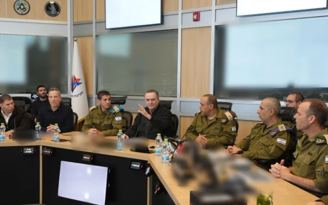 Le ministre de la Défense Israel Katz (au centre) rencontre les généraux de l'armée israélienne au centre de commandement souterrain du quartier général de l'armée israélienne à Tel-Aviv, le 6 mars 2026. (Crédit : Ariel Hermoni/Ministère de la Défense)