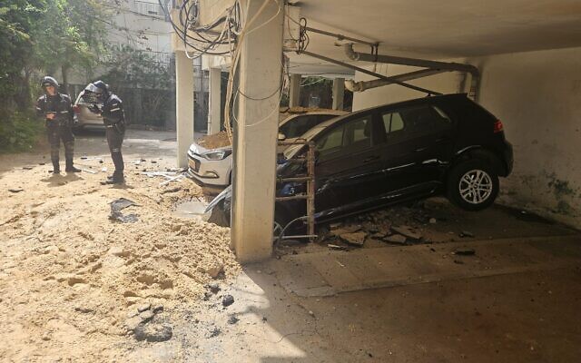 Secouristes sur les lieux d'un impact de missile, dans le centre d'Israël, le 9 mars 2026. (Crédit : Services d'incendie et de secours)