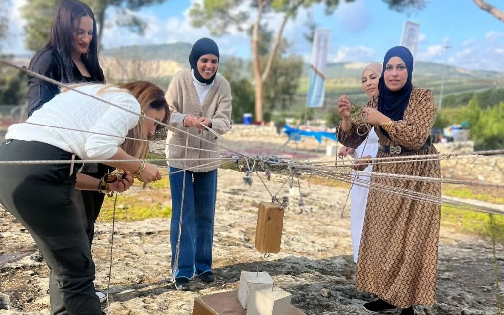 Sur cette photo non datée, des femmes arabes du nord d’Israël participent à une activité de renforcement de la résilience organisée par Mashabim. (Crédit : Mashabim) Sur cette photo non datée, des femmes arabes du nord d’Israël participent à une activité de renforcement de la résilience organisée par Mashabim. (Crédit : Mashabim)