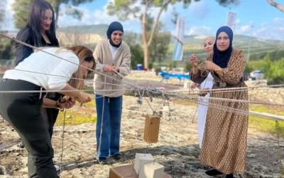 Sur cette photo non datée, des femmes arabes du nord d’Israël participent à une activité de renforcement de la résilience organisée par Mashabim. (Crédit : Mashabim)