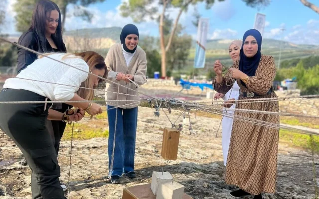 Sur cette photo non datée, des femmes arabes du nord d’Israël participent à une activité de renforcement de la résilience organisée par Mashabim. (Crédit : Mashabim)