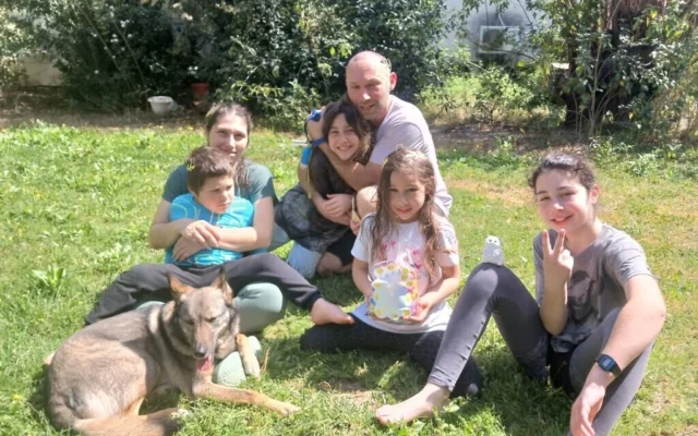 La famille Dymshits, du kibboutz Beerot Yitzhak, dans le centre d'Israël. De gauche à droite : Lavi sur les genoux d'Anat, Michael serre Gefen dans ses bras, Ofek et Shani. (Autorisation)
