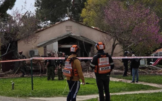 Des secouristes et des forces de sécurité sur les lieux de l'impact d'une roquette du Hezbollah au kibboutz Kabri, à l'ouest de la Galilée, le 13 mars 2026 (Crédit: United Hatzalah)