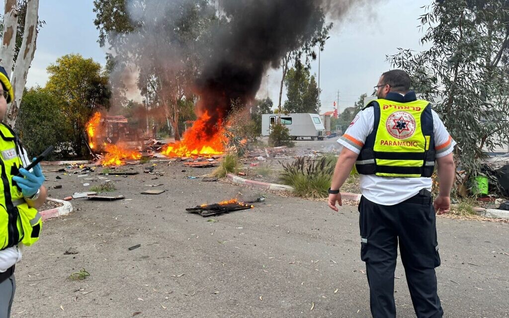 Un incendie dans le centre d'Israël à la suite d'une attaque de missiles iraniens, le 13 mars 2026. (Crédit : Magen David Adom)